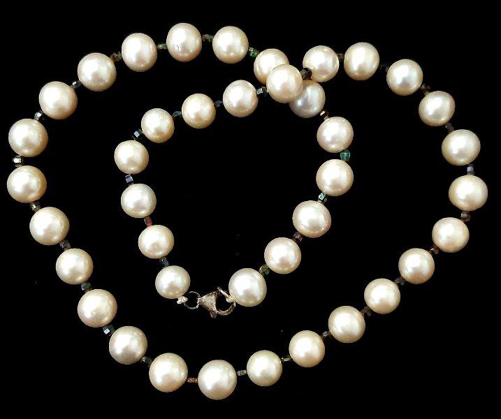 Намисто з натуральних річкових перлів. Діаметр: 9(+-) мм. Довжина: 47 см.