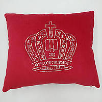 Декоративна красная плюшевая подушка с аппликацией из стразов корона