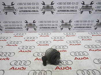 Подушка двигуна AUDI A4 B6 (8E0199379)