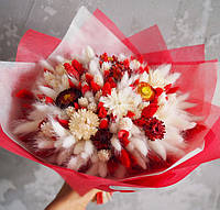 Букет из белого лагуруса с красными сухоцветами