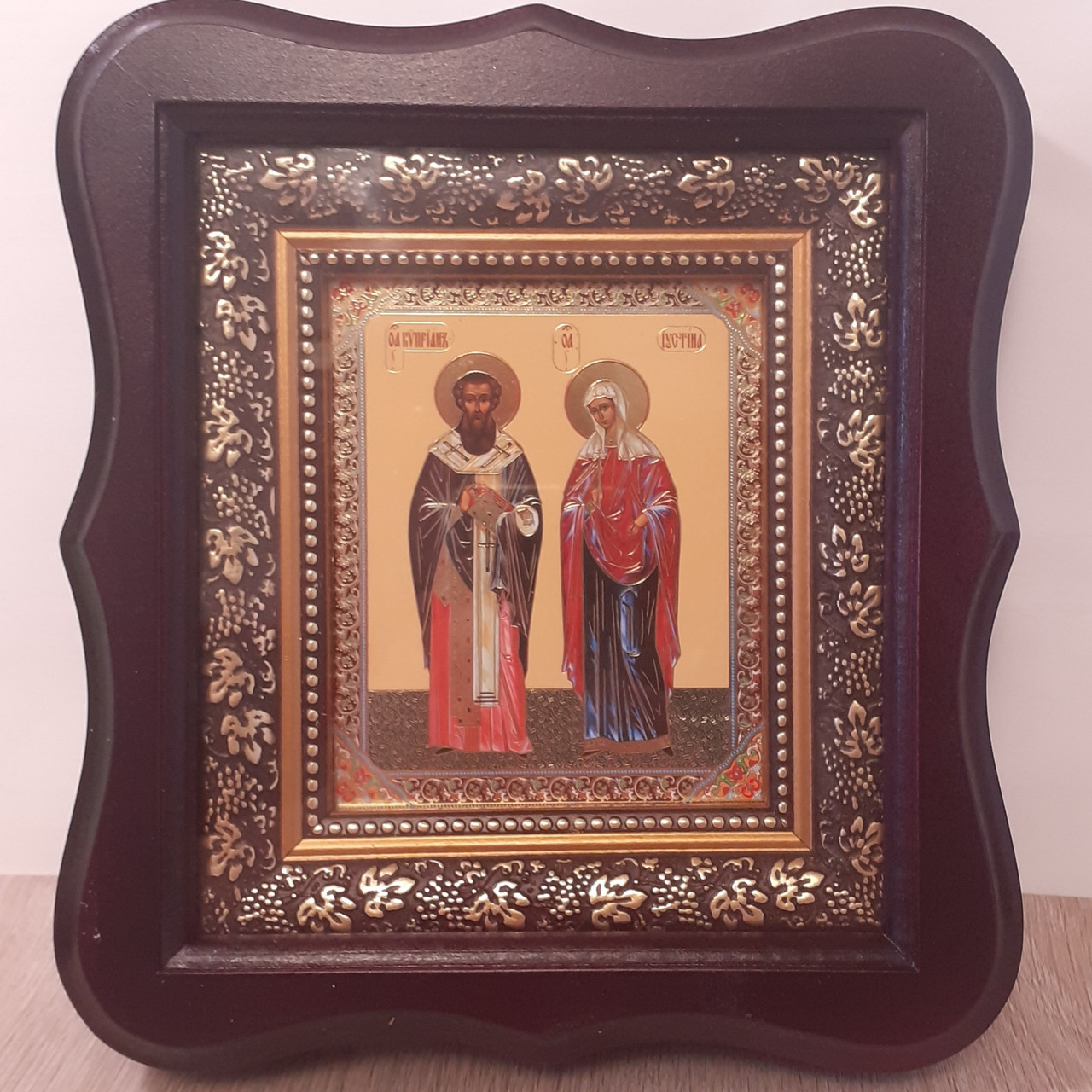 Ікона Святі мученики Кіпріан та Іустина, лик 10х12 см, у темному дерев'яному кіоті