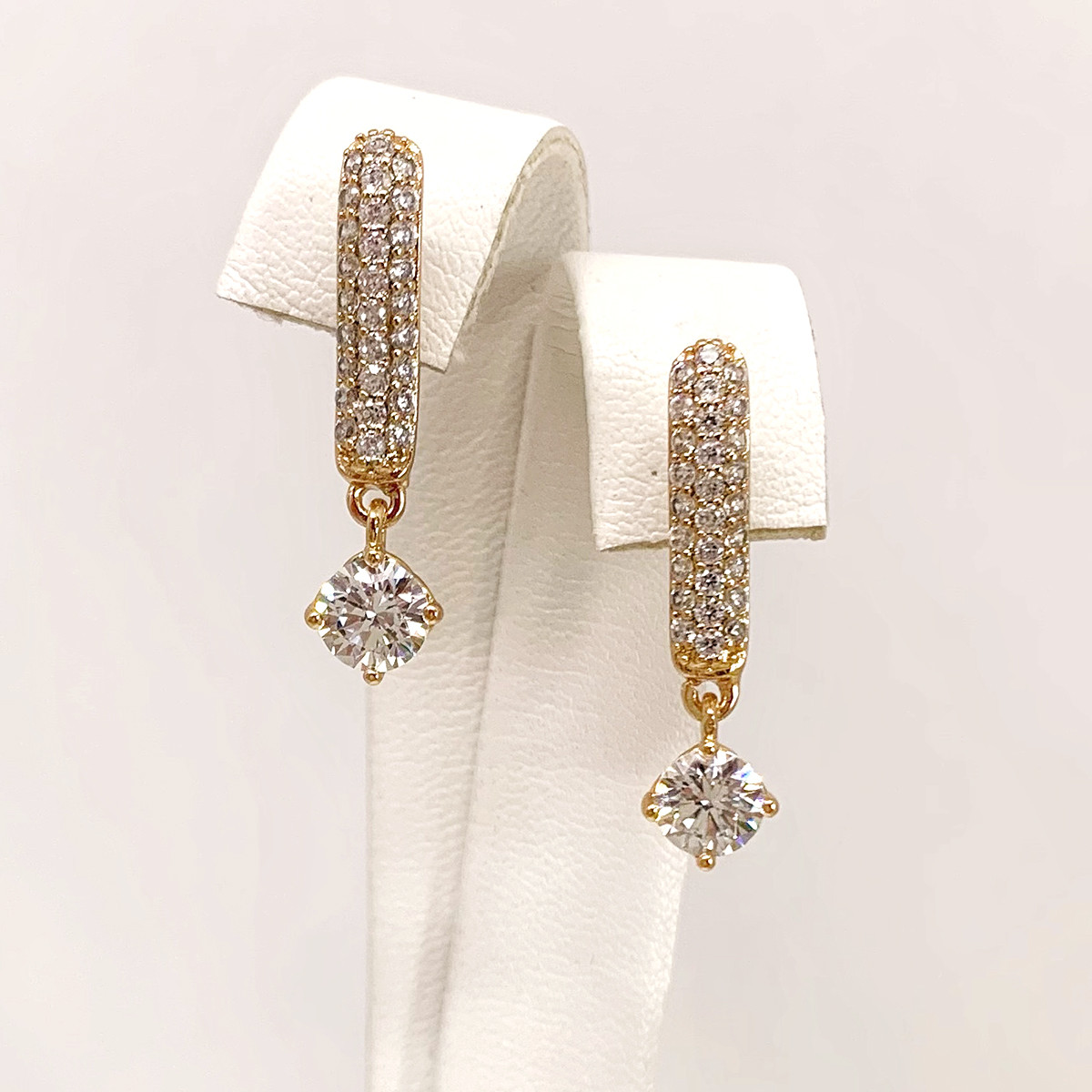 Сережки Xuping з медичного золота, білі фіаніти, позолота 18K, 25069