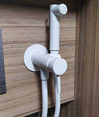 Білий матовий змішувач з гігієнічним душем Bugnatese Kobuk 2293