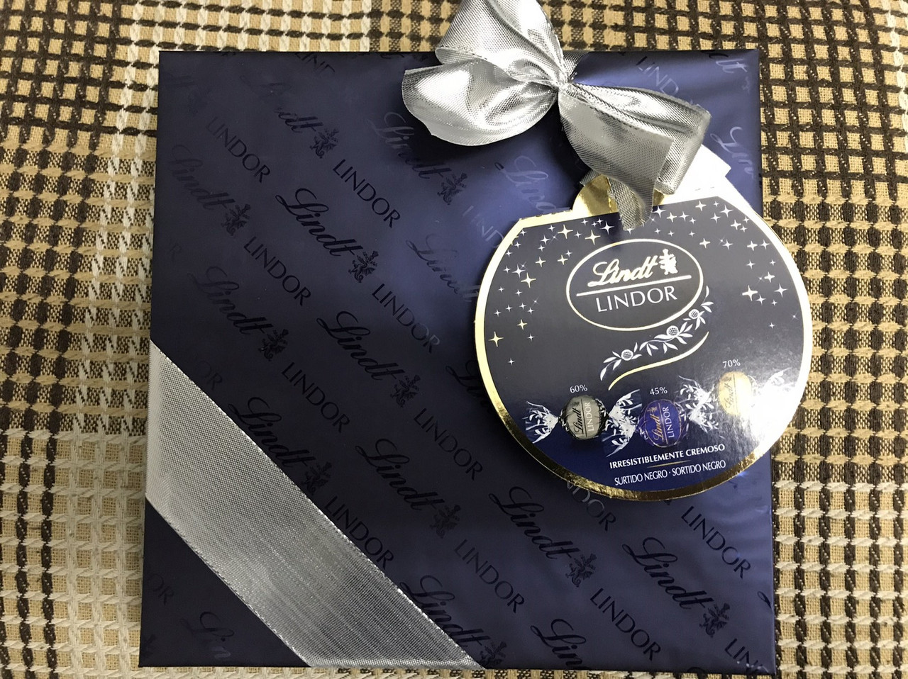 Цукерки Шоколадні Асорті з чорного шоколаду Lindt & Sprungli Lindor Подарункова Упаковка 287 р Італія
