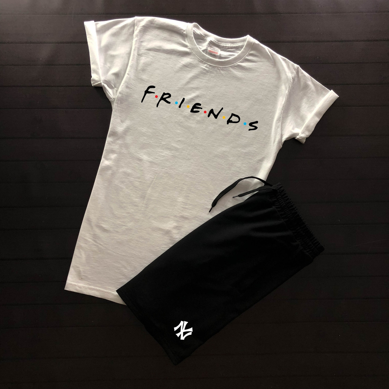 Чоловічий річний комплект біла футболка з принтом "Friends" і чорні шорти з принтом "NYC"