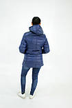 Легка жіноча демісезонна куртка з накладною кишенею, синя, розміри 48 - 54, фото 2