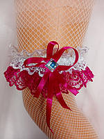Свадебная подвязка для невесты кружевная в малиновом цвете
