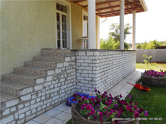 Здесь используется белая балюстрада с балясинами выполненные по технологии мрамор из бетона.  Срок 

службы  не менее 25 лет под открытым небом. Наши балясины и балюстрады обладают высокой прочностью и 

плотность.