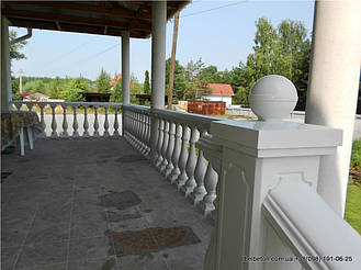 Здесь используется белая балюстрада с балясинами выполненные по технологии мрамор из бетона.  Срок 

службы  не менее 25 лет под открытым небом. Наши балясины и балюстрады обладают высокой прочностью и 

плотность.