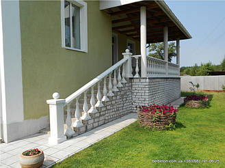 Здесь используется белая балюстрада с балясинами выполненные по технологии мрамор из бетона.  Срок 

службы  не менее 25 лет под открытым небом. Наши балясины и балюстрады обладают высокой прочностью и 

плотность.
