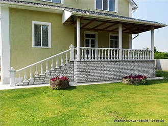 Здесь используется белая балюстрада с балясинами выполненные по технологии мрамор из бетона.  Срок 

службы  не менее 25 лет под открытым небом. Наши балясины и балюстрады обладают высокой прочностью и 

плотность.