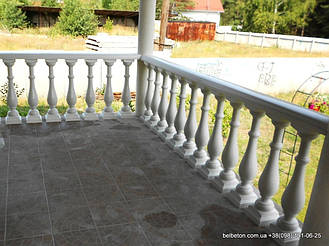 Здесь используется белая балюстрада с балясинами выполненные по технологии мрамор из бетона.  Срок 

службы  не менее 25 лет под открытым небом. Наши балясины и балюстрады обладают высокой прочностью и 

плотность.