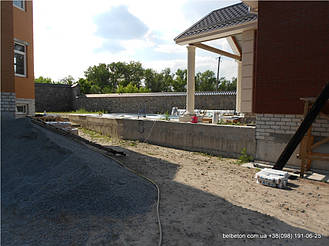 Здесь была использована белая балюстрада, созданная по технологии мрамор из бетона. Она не требует дополнительной 

покраски и шпаклевки. Срок службы более 25 лет под открытым небом.