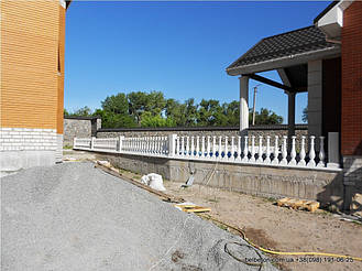 Здесь была использована белая балюстрада, созданная по технологии мрамор из бетона. Она не требует дополнительной 

покраски и шпаклевки. Срок службы более 25 лет под открытым небом.