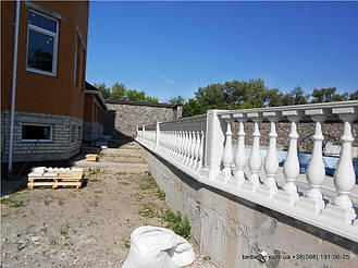 Здесь была использована белая балюстрада, созданная по технологии мрамор из бетона. Она не требует дополнительной 

покраски и шпаклевки. Срок службы более 25 лет под открытым небом.