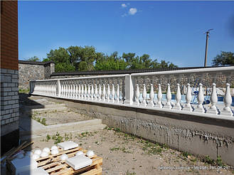 Здесь была использована белая балюстрада, созданная по технологии мрамор из бетона. Она не требует дополнительной 

покраски и шпаклевки. Срок службы более 25 лет под открытым небом.