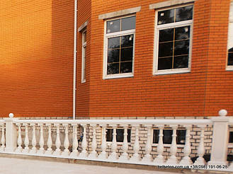 Здесь была использована белая балюстрада, созданная по технологии мрамор из бетона. Она не требует дополнительной 

покраски и шпаклевки. Срок службы более 25 лет под открытым небом.