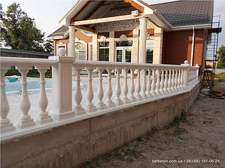 Здесь была использована белая балюстрада, созданная по технологии мрамор из бетона. Она не требует дополнительной 

покраски и шпаклевки. Срок службы более 25 лет под открытым небом.