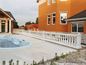 Здесь была использована белая балюстрада, созданная по технологии мрамор из бетона. Она не требует дополнительной 

покраски и шпаклевки. Срок службы более 25 лет под открытым небом.