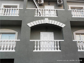 В этой работе используется белая балюстрада с балясинами выполненные по технологии мрамор из бетона.  Срок службы  не менее 25 лет под открытым небом. Наши балясины и балюстрады обладают высокой прочностью и плотность.