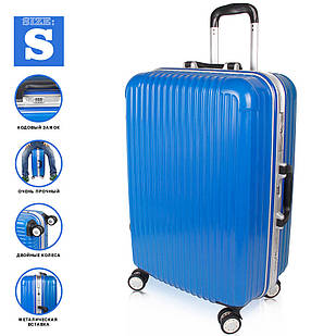 Маленький пластиковий валізу на коліщатках