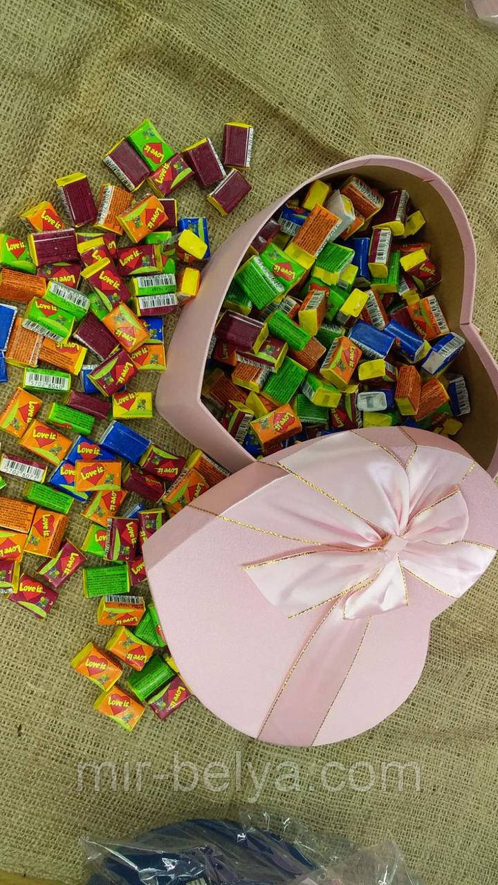 Жувальна жуйка Love is лові іс асорті в подарунковій упаковці серце