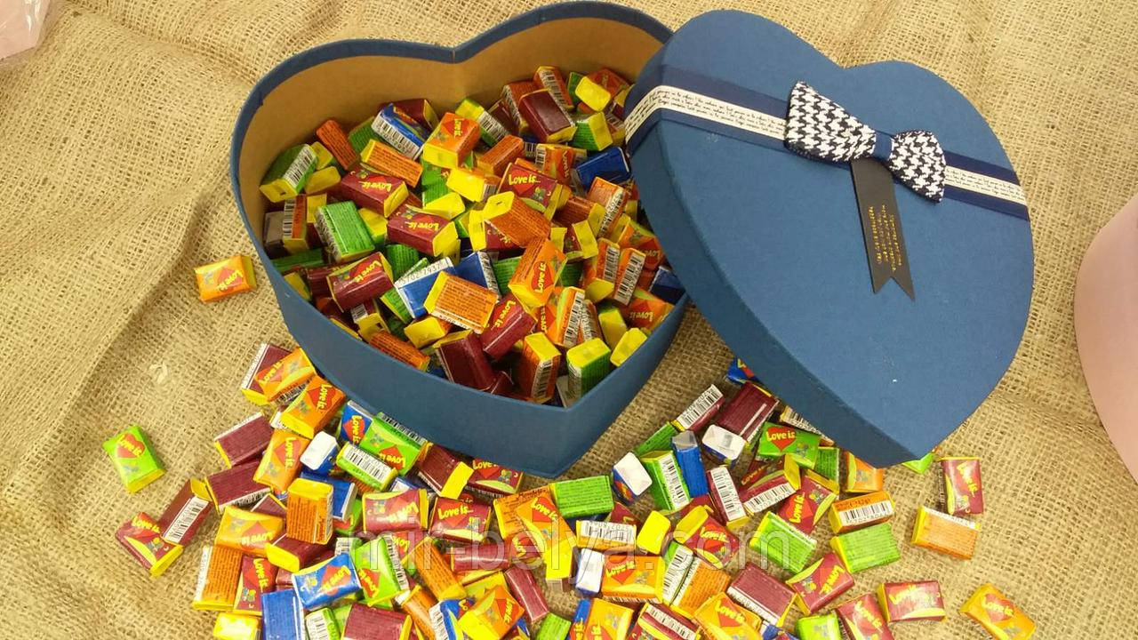 Жувальна жуйка Love is лові іс асорті в подарунковій упаковці серце