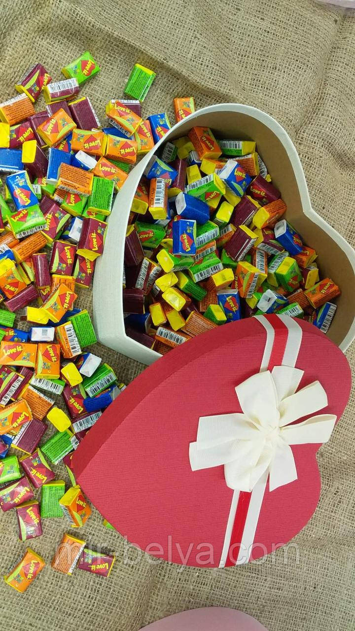 Жувальна жуйка Love is лові іс асорті в подарунковій упаковці серце