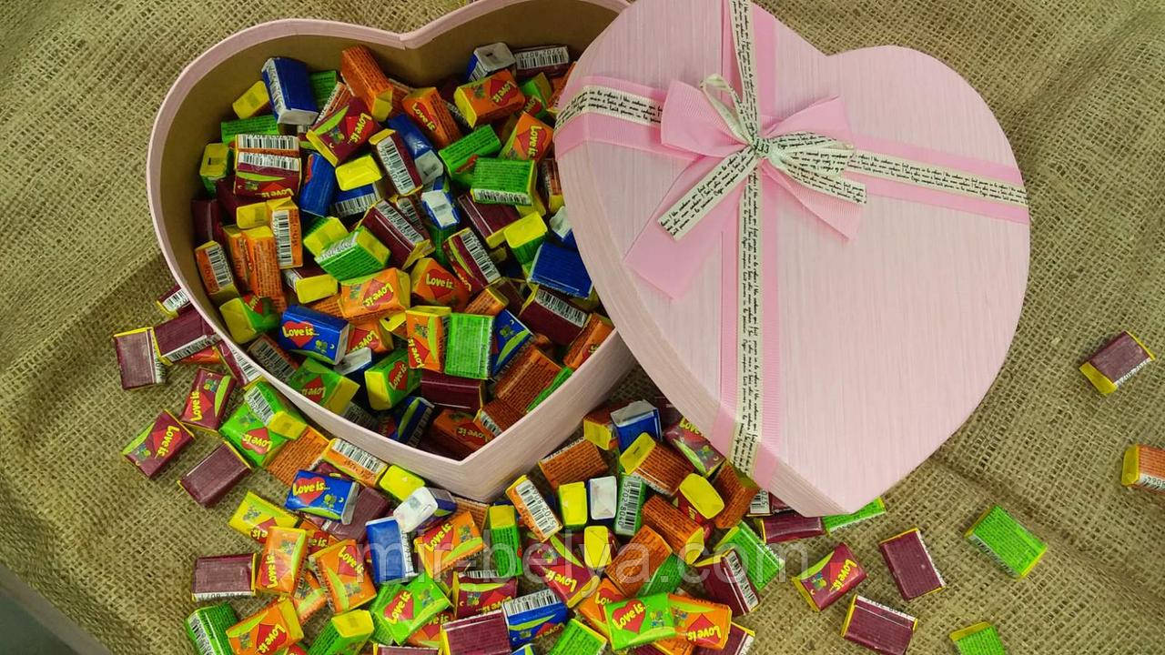 Жувальна жуйка Love is лові іс асорті в подарунковій упаковці серце
