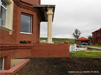 Здесь была использована белая балюстрада, созданная по технологии мрамор из бетона. Она не требует дополнительной 

покраски и шпаклевки. Срок службы более 25 лет под открытым небом.