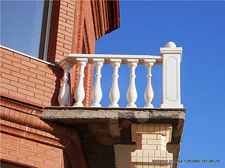 Здесь была использована белая балюстрада, созданная по технологии мрамор из бетона. Она не требует дополнительной 

покраски и шпаклевки. Срок службы более 25 лет под открытым небом.