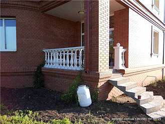 Здесь была использована белая балюстрада, созданная по технологии мрамор из бетона. Она не требует дополнительной 

покраски и шпаклевки. Срок службы более 25 лет под открытым небом.