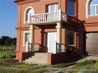 Здесь была использована белая балюстрада, созданная по технологии мрамор из бетона. Она не требует дополнительной 

покраски и шпаклевки. Срок службы более 25 лет под открытым небом.