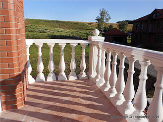 Здесь была использована белая балюстрада, созданная по технологии мрамор из бетона. Она не требует дополнительной 

покраски и шпаклевки. Срок службы более 25 лет под открытым небом.