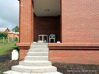 Здесь была использована белая балюстрада, созданная по технологии мрамор из бетона. Она не требует дополнительной 

покраски и шпаклевки. Срок службы более 25 лет под открытым небом.