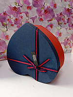 Подарочная коробочка в форме сердца красная 21,5x19,5x9cm с синей крышкой крышкой с большим бантом