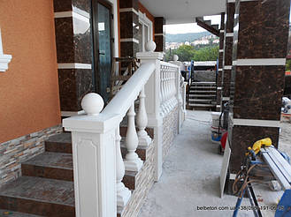 Здесь была использована белая балюстрада, созданная по технологии мрамор из бетона. Она не требует дополнительной 

покраски и шпаклевки. Срок службы более 25 лет под открытым небом.