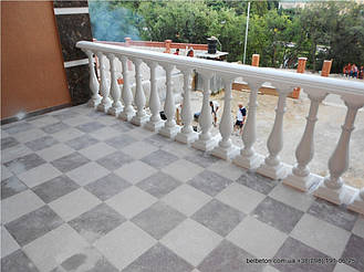 Здесь была использована белая балюстрада, созданная по технологии мрамор из бетона. Она не требует дополнительной 

покраски и шпаклевки. Срок службы более 25 лет под открытым небом.