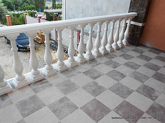 В этой работе  была использована белая балюстрада с балясинами, сделанными по технологии мрамор из бетона.  Срок 

службы изделий  не менее 25 лет под открытым небом. Наши балясины и балюстрады обладают высокой прочностью и 

плотность.