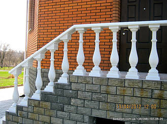 В этой работе  была использована белая балюстрада с балясинами, сделанными по технологии мрамор из бетона.  Срок 

службы изделий  не менее 25 лет под открытым небом. Наши балясины и балюстрады обладают высокой прочностью и 

плотность.