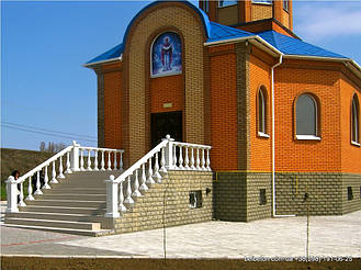 В этой работе  была использована белая балюстрада с балясинами, сделанными по технологии мрамор из бетона.  Срок 

службы изделий  не менее 25 лет под открытым небом. Наши балясины и балюстрады обладают высокой прочностью и 

плотность.