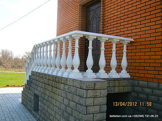 В этой работе  была использована белая балюстрада с балясинами, сделанными по технологии мрамор из бетона.  Срок 

службы изделий  не менее 25 лет под открытым небом. Наши балясины и балюстрады обладают высокой прочностью и 

плотность.