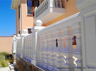 В данной работе использована эксклюзивная квадратная балясина B2, мрамор из бетона, не нуждается в шпаклевке и покраске. Срок службы изделий из высокопрочного бетона по технологии СИСТРОМ не менее 20 лет под открытым небом.