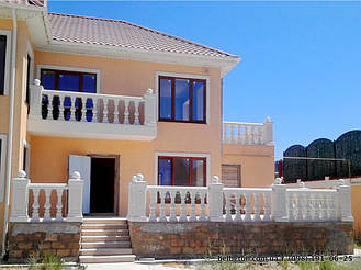 В данной работе использована эксклюзивная квадратная балясина B2, мрамор из бетона, не нуждается в шпаклевке и покраске. Срок службы изделий из высокопрочного бетона по технологии СИСТРОМ не менее 20 лет под открытым небом.