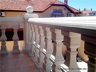 В данной работе использована эксклюзивная квадратная балясина B2, мрамор из бетона, не нуждается в шпаклевке и покраске. Срок службы изделий из высокопрочного бетона по технологии СИСТРОМ не менее 20 лет под открытым небом.