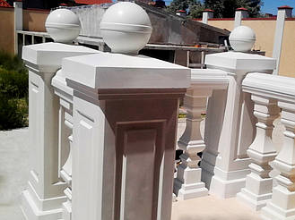 В данной работе использована эксклюзивная квадратная балясина B2, мрамор из бетона, не нуждается в шпаклевке и покраске. Срок службы изделий из высокопрочного бетона по технологии СИСТРОМ не менее 20 лет под открытым небом.