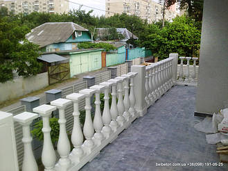 В данном проекте была задействована балюстрада на основе балясины B0 и также  элементы колонны в оформлении 

гостевого домика.Срок службы изделий из высокопрочного бетона по технологии СИСТРОМ не менее 25 лет под 

открытым небом.