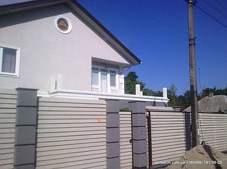 В данном проекте была задействована балюстрада на основе балясины B0 и также  элементы колонны в оформлении 

гостевого домика.Срок службы изделий из высокопрочного бетона по технологии СИСТРОМ не менее 25 лет под 

открытым небом.