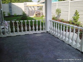 В данном проекте была задействована балюстрада на основе балясины B0 и также  элементы колонны в оформлении 

гостевого домика.Срок службы изделий из высокопрочного бетона по технологии СИСТРОМ не менее 25 лет под 

открытым небом.