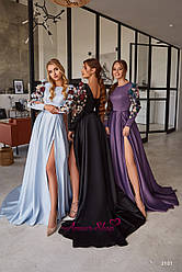 Довге вечірнє атласне плаття з розрізом і рукавами